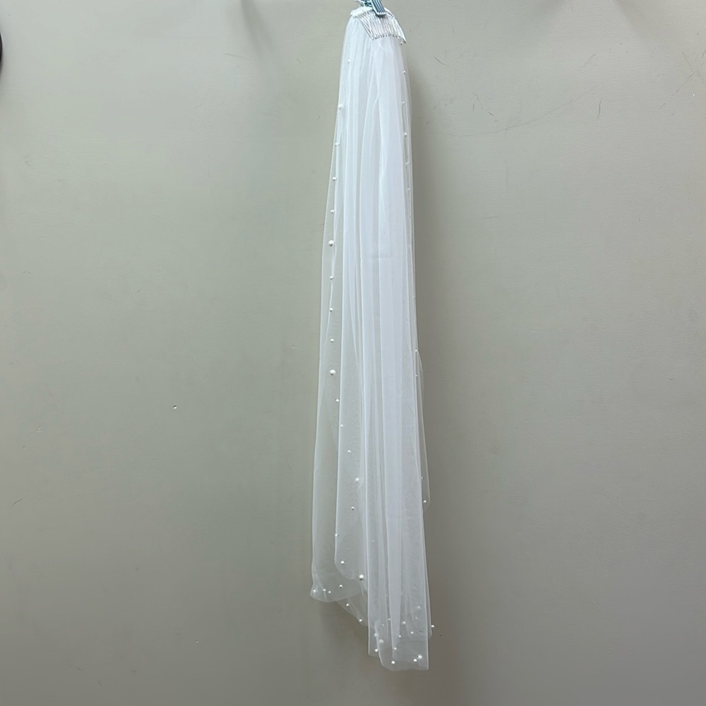 Fingertip length Ivory veil